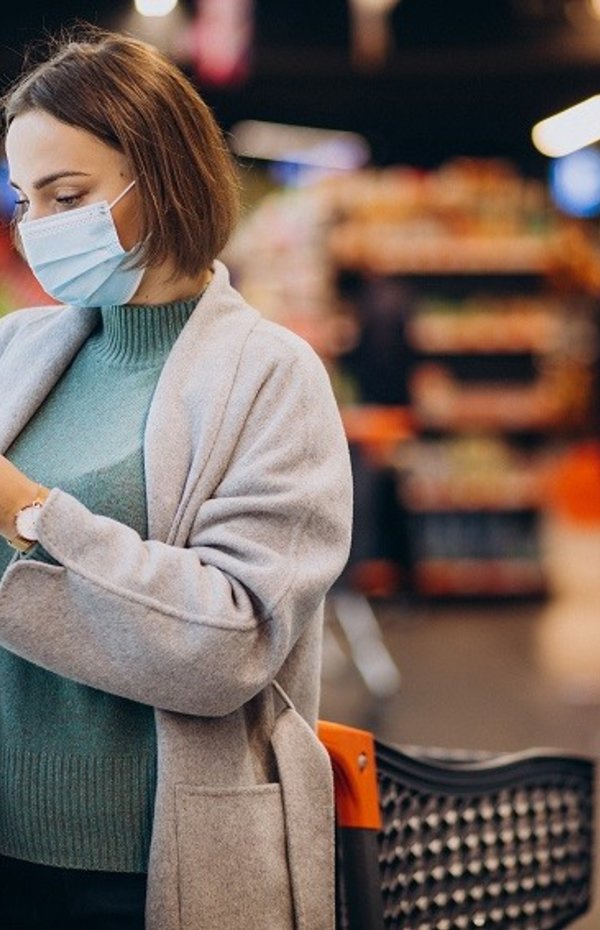 woman_wearing_face_mask_shopping_grocery_store