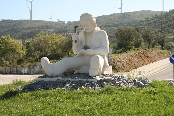 rotunda_homenagem_calceteiros_alqueidao_da_serra_cul_02