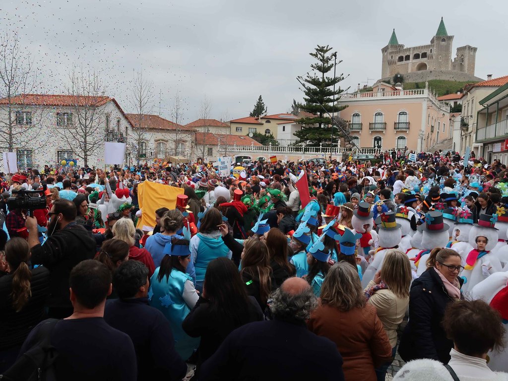 Vila Carnaval enche ruas de cor e alegria