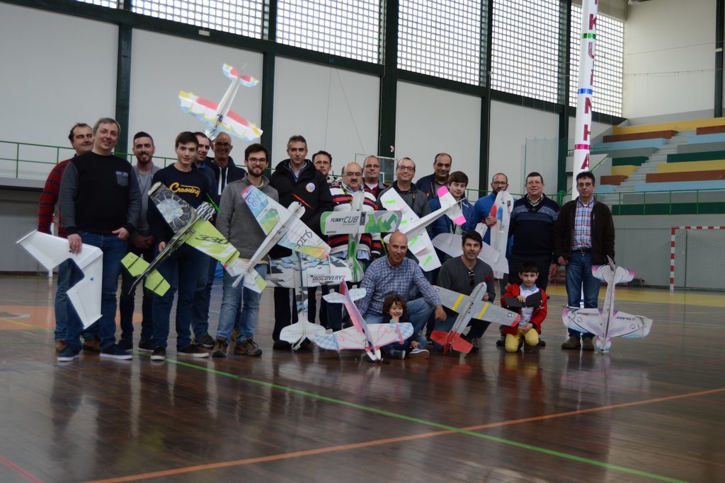 Mais de 20 pilotos no Encontro de Aeromodelismo Indoor