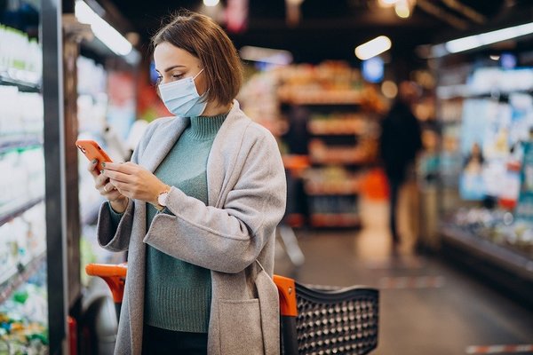 woman_wearing_face_mask_shopping_grocery_store