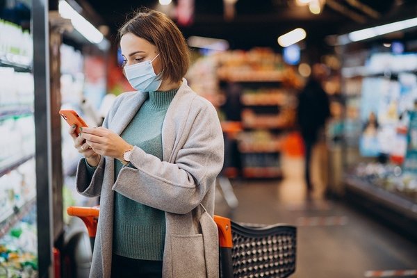 woman_wearing_face_mask_shopping_grocery_store_1_1024_2500