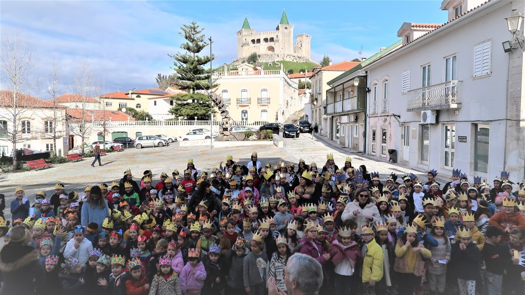 Os alunos do pré-escolar e 1º ciclo de Porto de Mós cumpriram a tradição de cantar as Janeiras na...