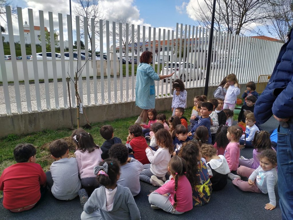 Centro Escolar de Porto de Mós acolhe Dia Mundial da Árvore 