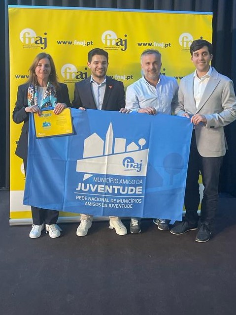 4 estrelas e uma bandeira em nome da Juventude