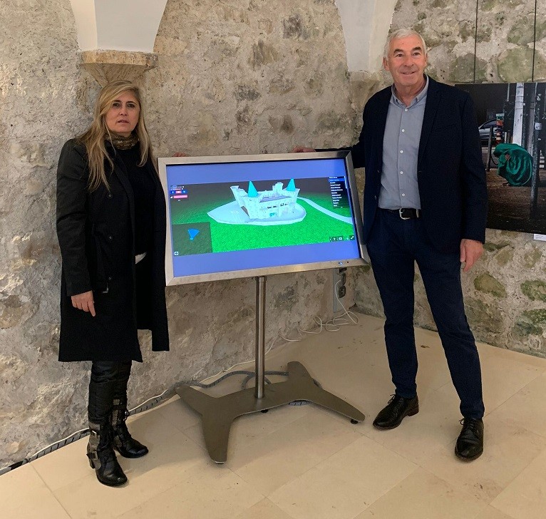 Curadora Rosângela Souza visita castelo