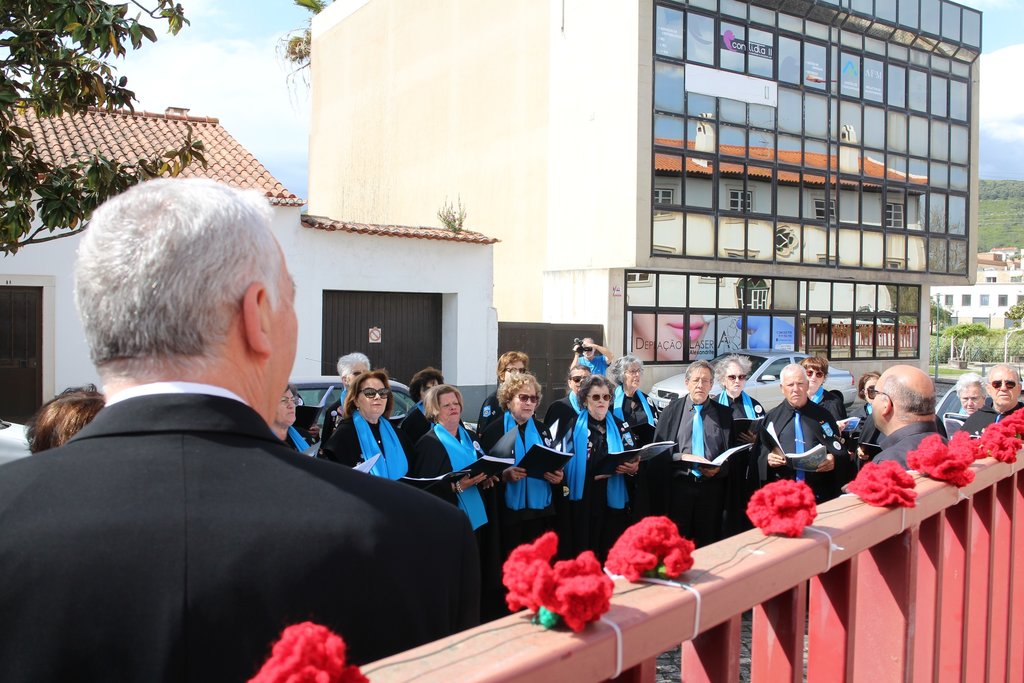 Inauguração celebra a resistência com cravos em crochet   