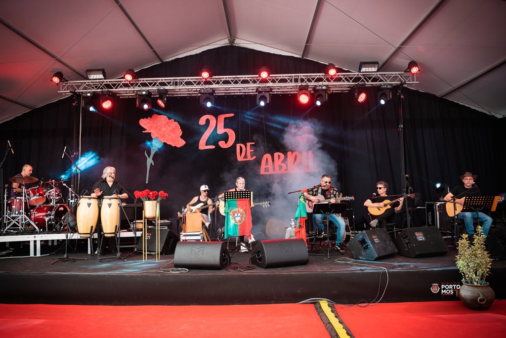 Resistentes + Convidados sobem ao palco para celebrar Abril