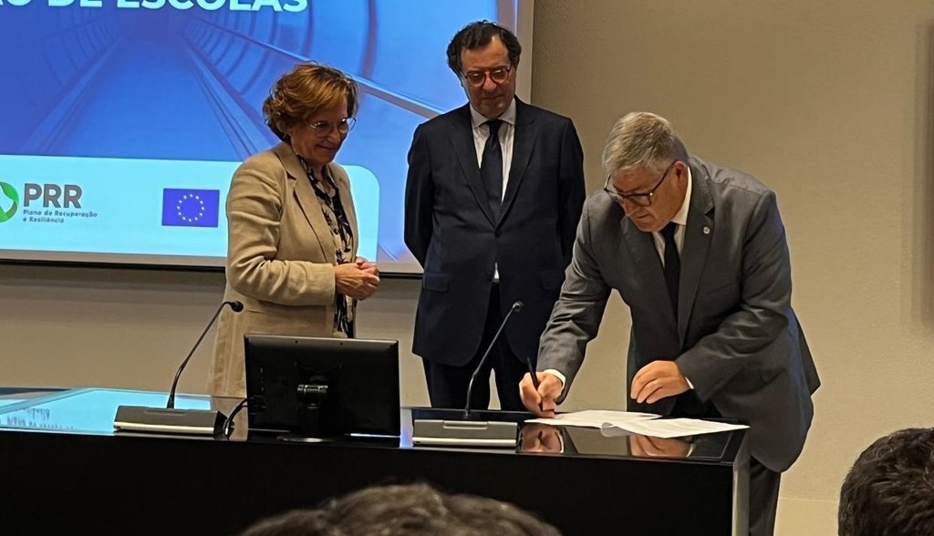 Município assina contrato de financiamento para reabilitação da Escola Secundária de Porto de Mós