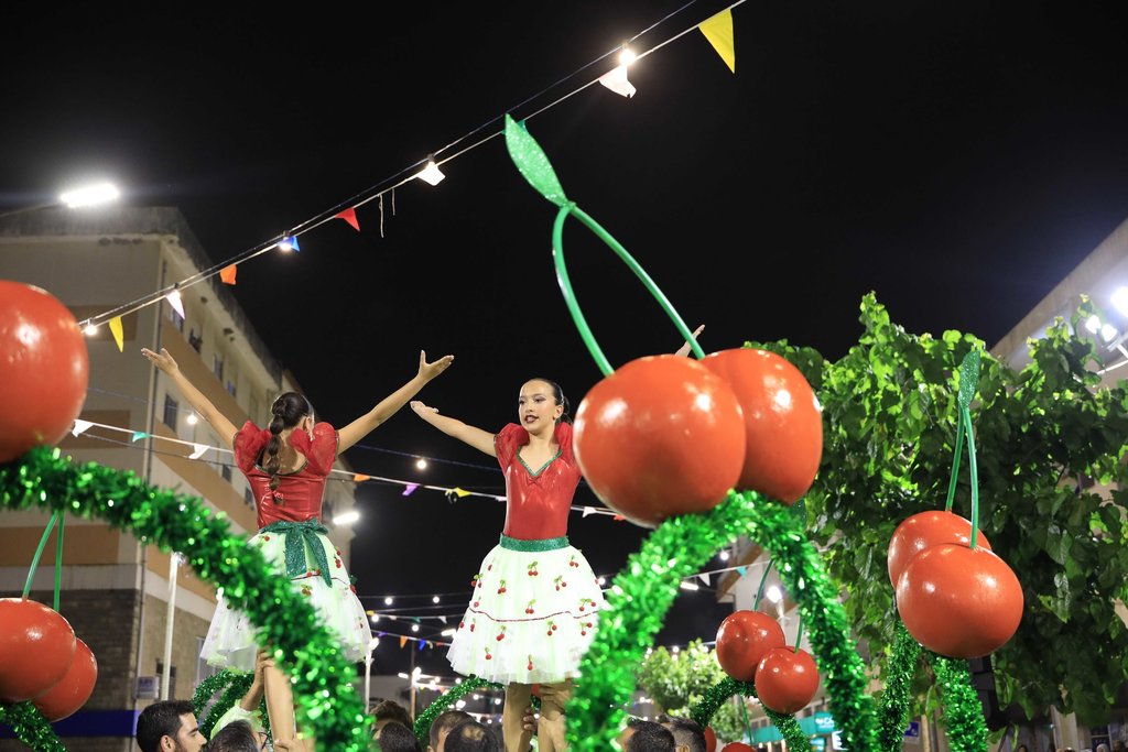 Marchas de São Pedro invadem avenida