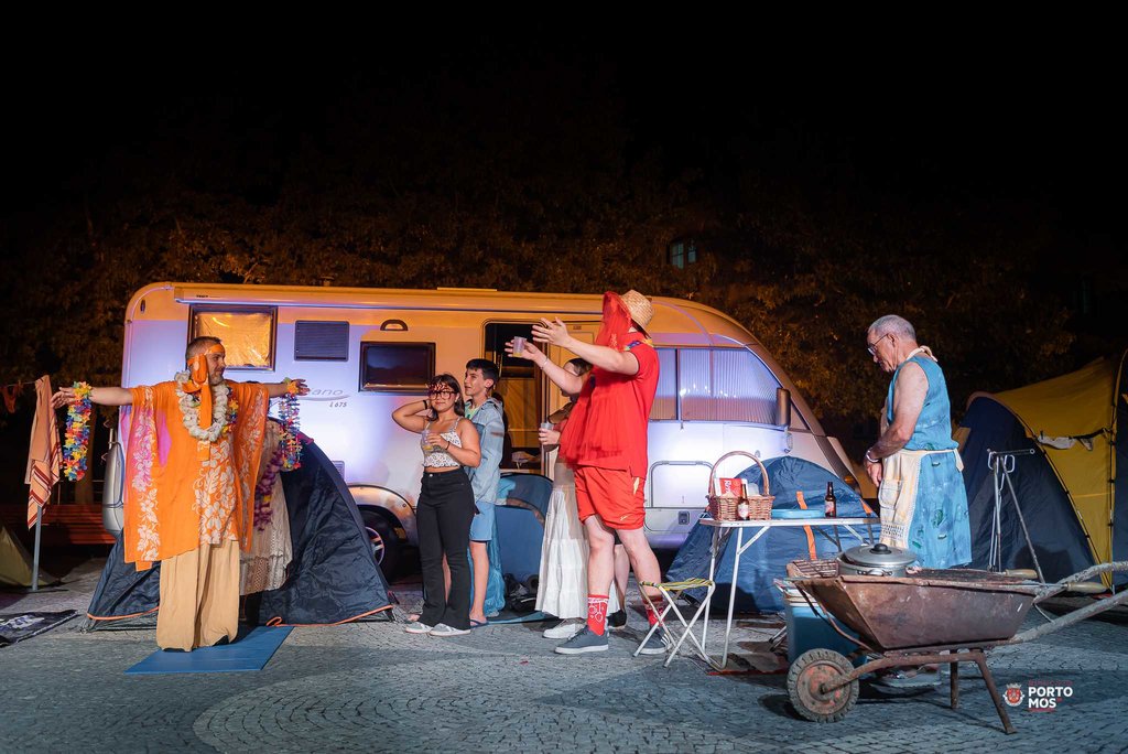 Mendigal estreia praça no Festival Teatro de Rua