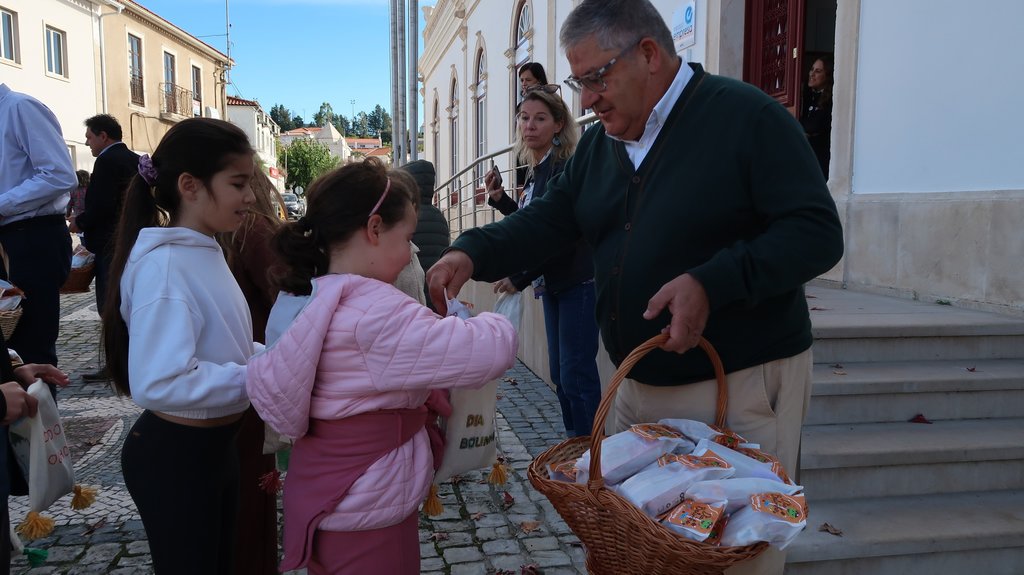 Crianças pedem bolinho nos Paços do Concelho!
