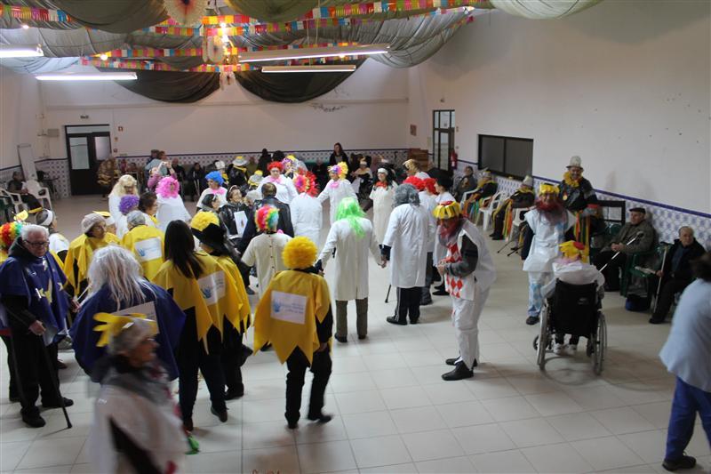 Carnaval ilumina idosos