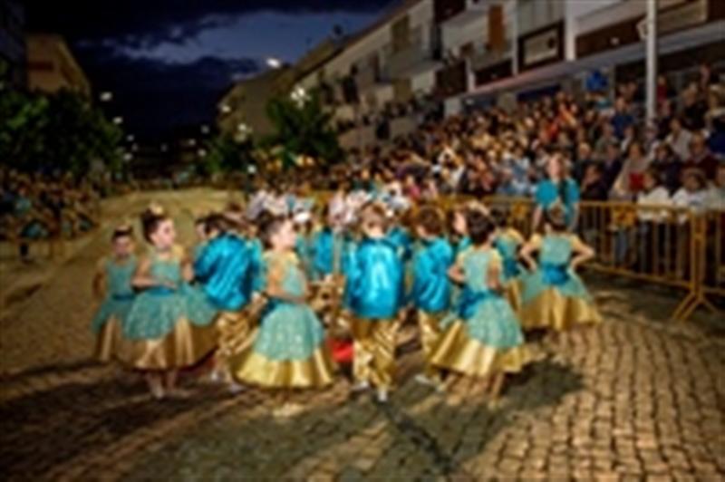 Marchas enchem de luz a Avenida de Santo António