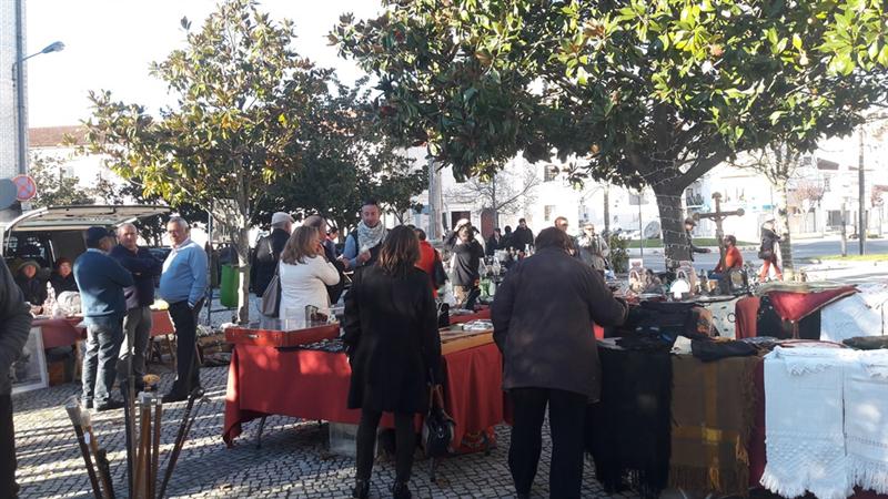 Feira de Velharias e Artesanato anima Jardim Municipal