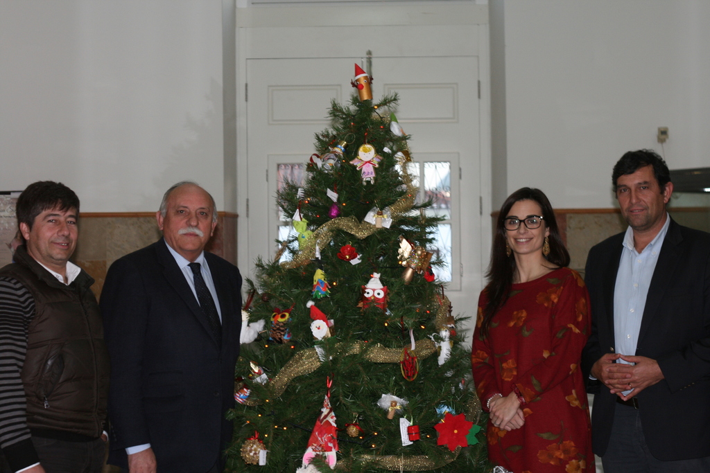 Paços do Concelho com árvore de Natal especial